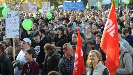 Demonstration Auf dem Bild sehen Sie ein eine Menschenmenge auf einer Demonstration