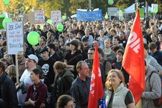 Auf dem Bild sehen Sie ein eine Menschenmenge auf einer Demonstration